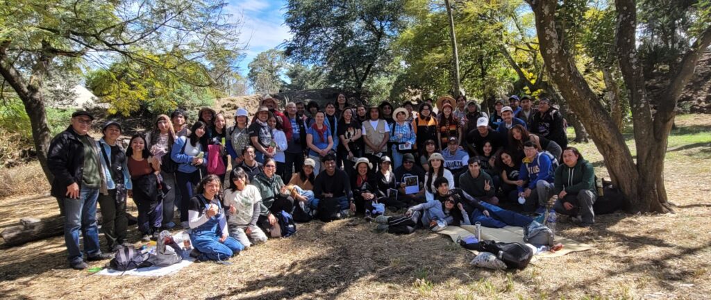 Asistentes a la caminata botánica y picnic, en la segunda sección del Bosque de Chapultepec, Ciudad de México.